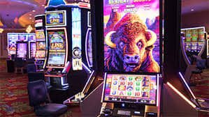 Ilustrasi menikmati permainan slot online dan taruhan olahraga di sumtoto dengan perangkat mobile