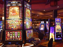 Ilustrasi permainan slot online dengan tampilan warna cerah dan mesin slot penuh aksi
